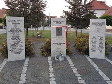 Pomnik Obrońców Przebraża w Niemodlinie. W tym mieście komendant cywilny Ludwik Malinowski zamieszkał po II wojnie światowej