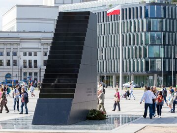 Pomnik ofiar katastrofy smoleńskiej na placu Piłsudskiego w Warszawie, zdjęcie ilustracyjne