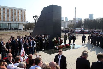 Pomnik ofiar katastrofy smoleńskiej w Warszawie