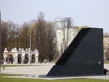 Pomnik Ofiar Tragedii Smoleńskiej, Plac Piłsudskiego