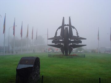 Pomnik przed kwaterą główną NATO