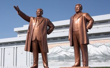 Pomniki Kim Ir Sena i Kim Dzong Ila