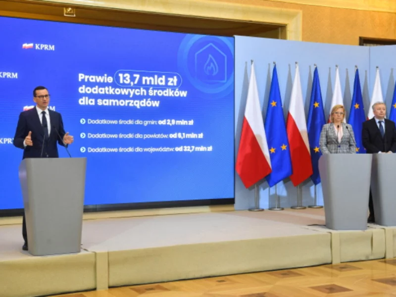 Premier Mateusz Morawiecki,  minister klimatu i środowiska Anna Moskwa i wiceminister finansów Sebastian Skuza