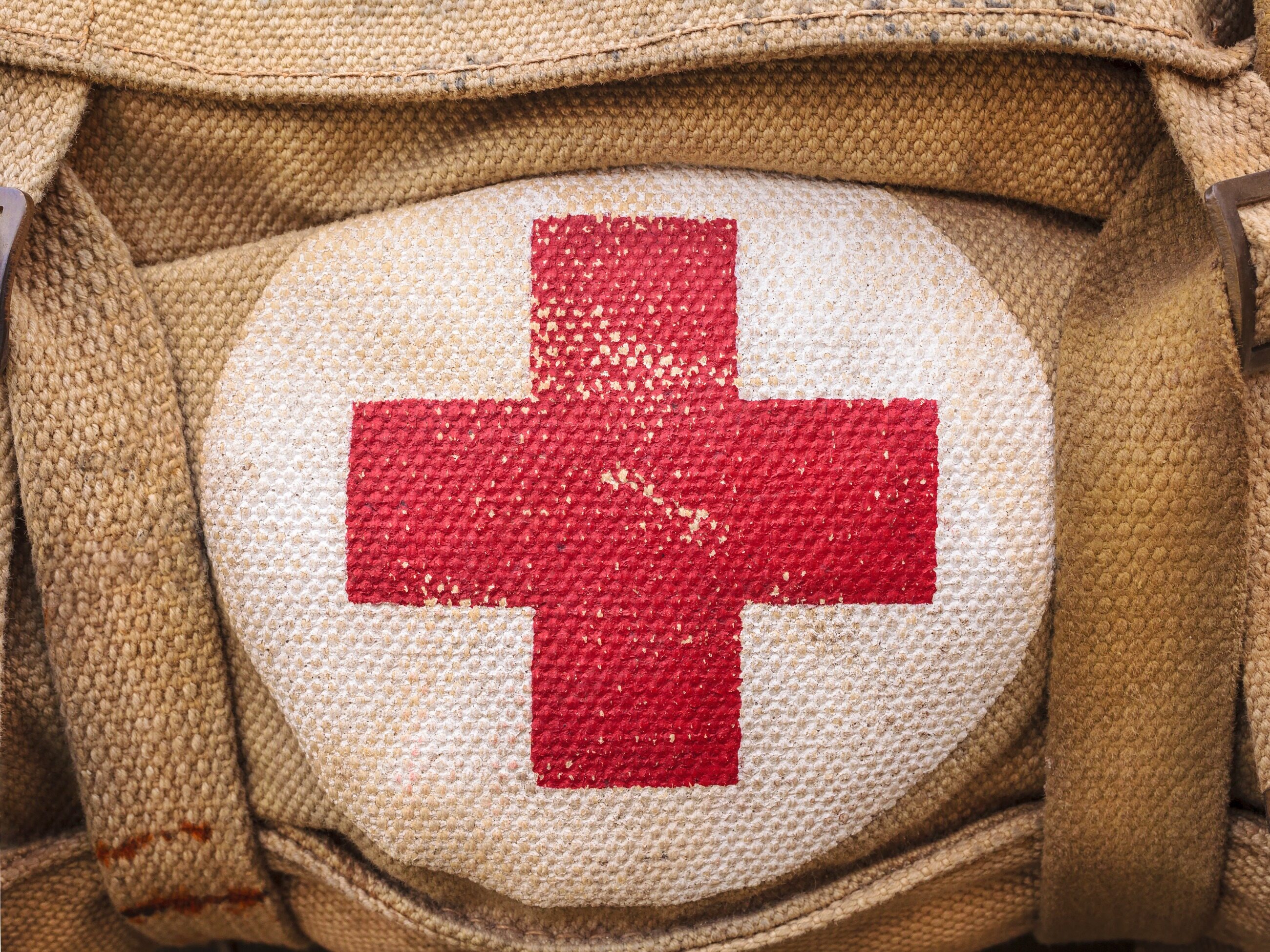 Красный крест горячая. Красный крест. Медицинский крест. Красный крест медицина. Красный крест крест.