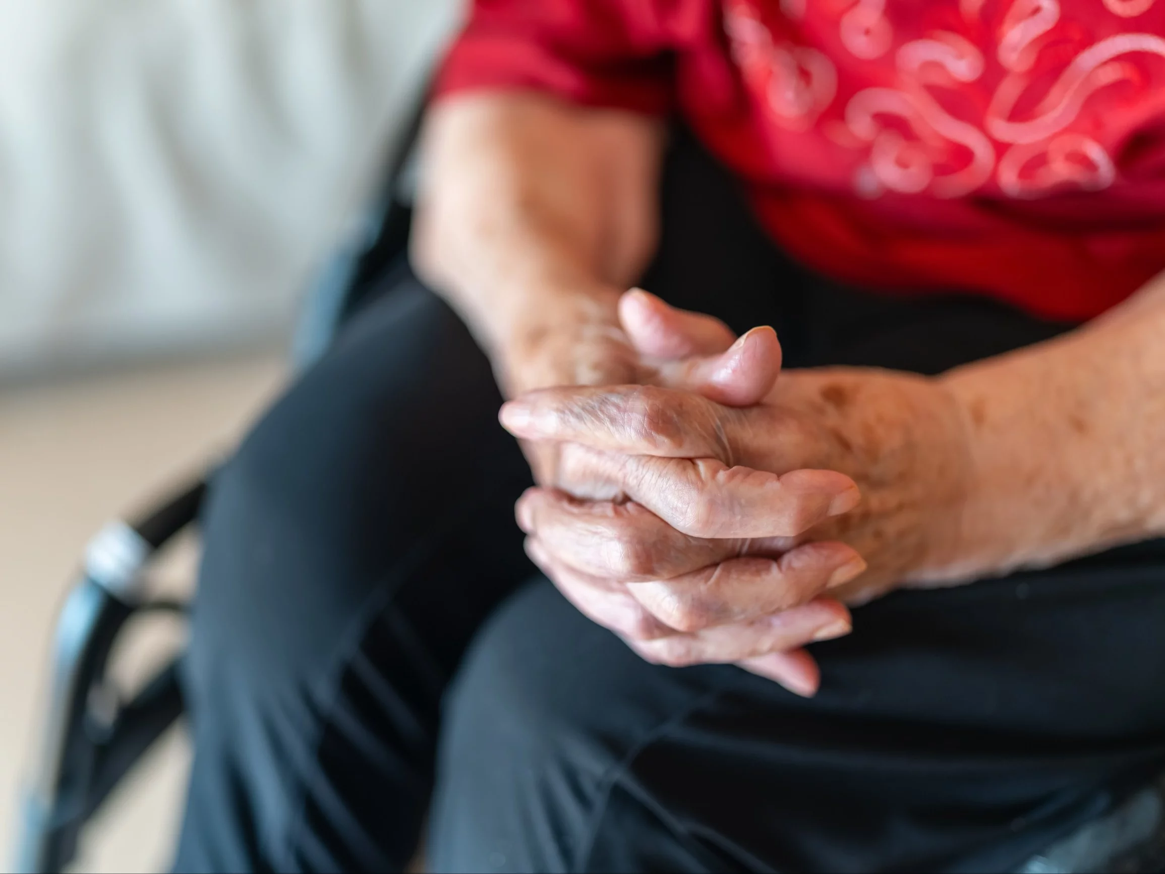 Starsza kobieta czeka w poczekalni, zdjęcie ilustracyjne