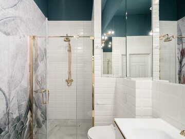 Pomysł na łazienkę – szmaragdowy sufit i złote dodatki
