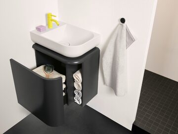 Pomysłowa szafka pod umywalkę, w której wykorzystane jest miejsce obok syfonu