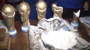 Ponad 200 kg narkotyków i broni ukryto w replikach Pucharu Świata