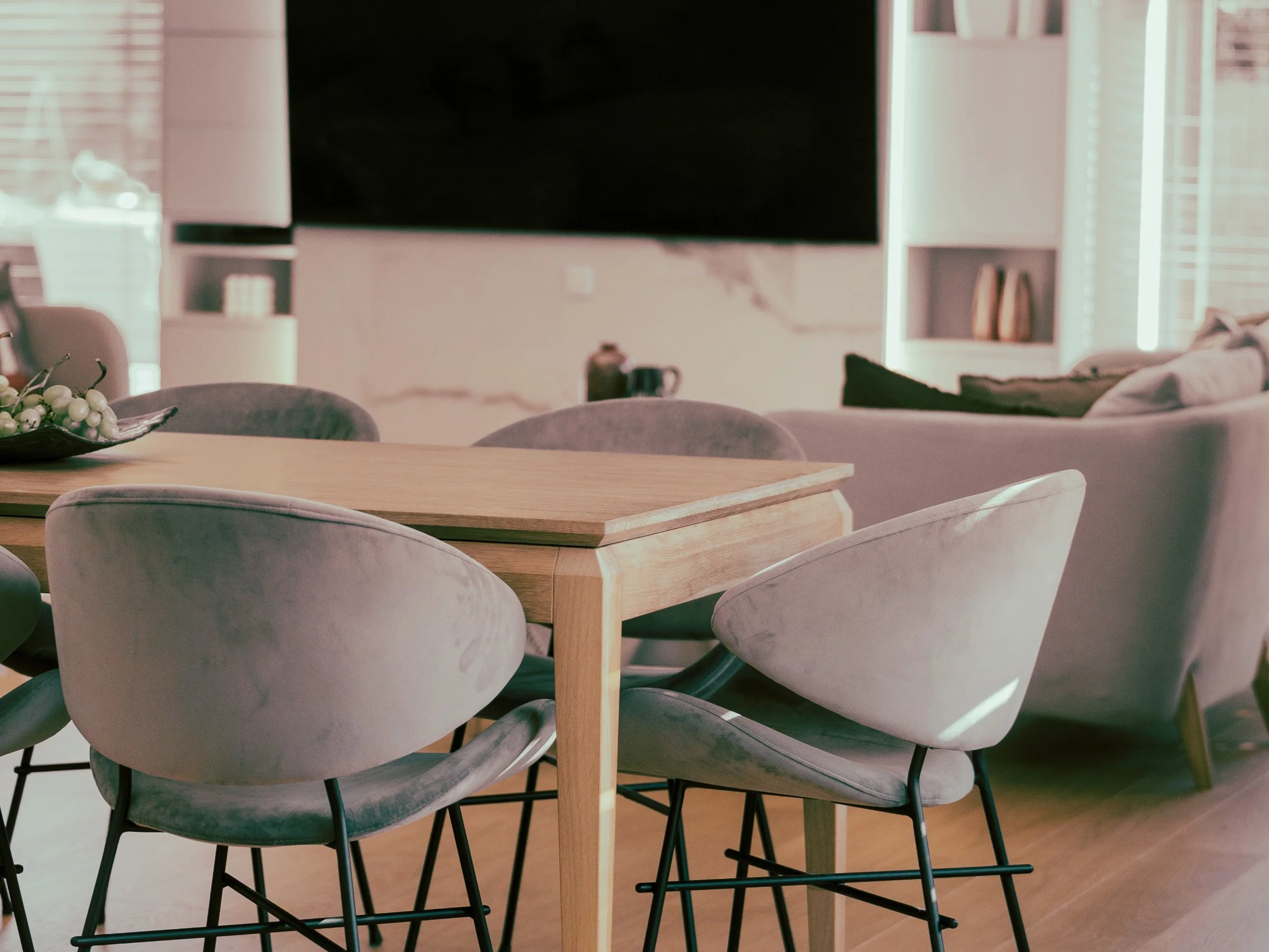 Jasny i przestronny dom jednorodzinny zaprojektowany przez Jasicka & Śnieżek Interior Design. Uwagę przyciągają tapicerowane krzesła marki Iker, z bestsellerowej kolekcji Cheri