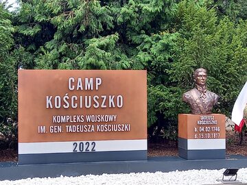 Popiersie Tadeusza Kościuszki przede amerykańską bazą w Poznaniu