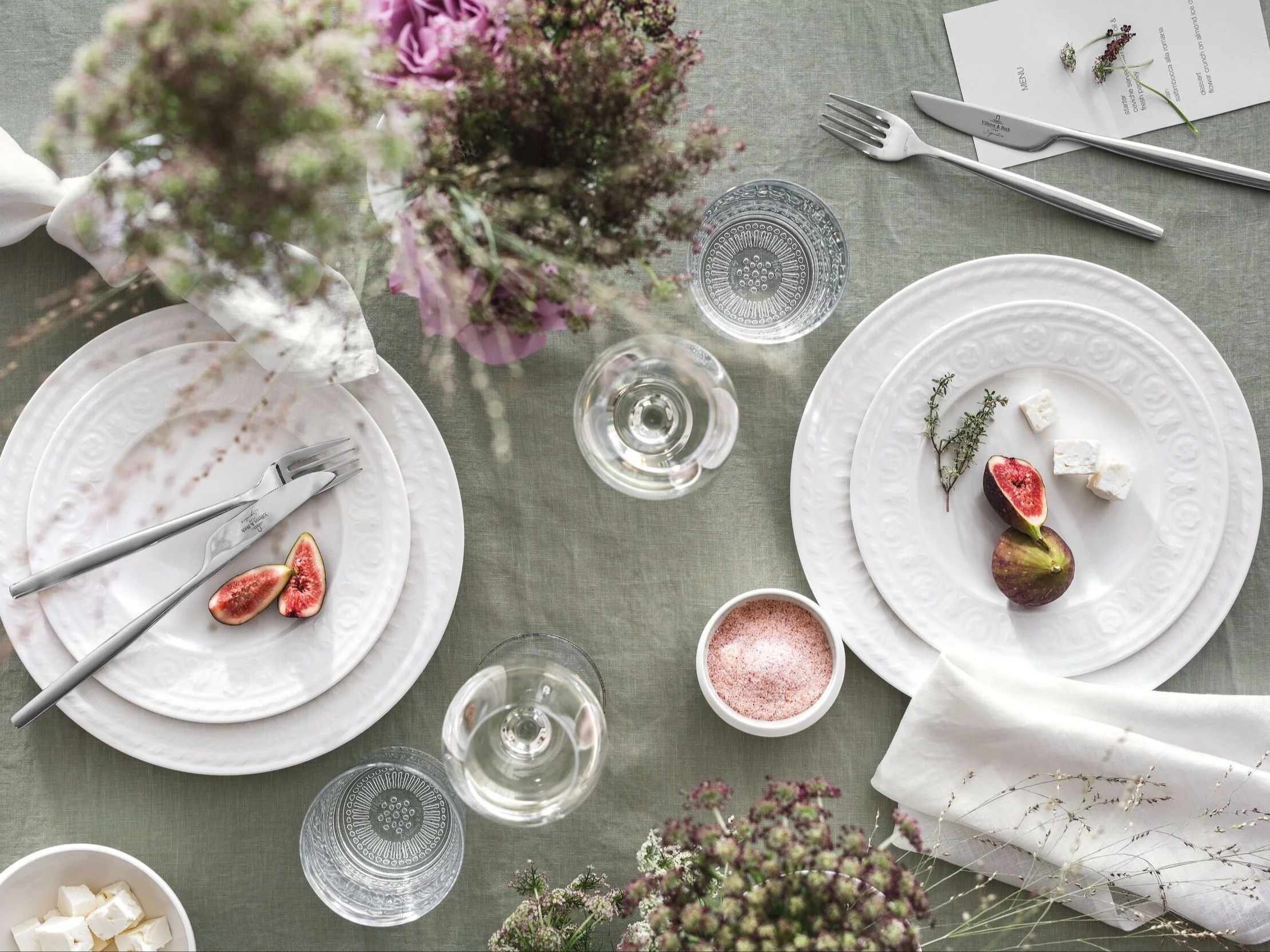 Kolekcja Cellini, Villeroy & Boch. Porcelana z tej serii emanuje szlachetną prostotą: reliefy przywołujące na myśl klasyczne kolumny, zaokrąglone formy i kremowa biel tworzą harmonijną całość, idealną do codziennego użytku i uroczystych chwil