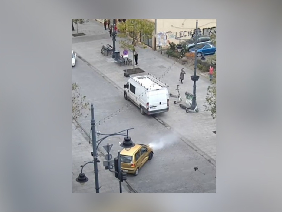 Pościg w centrum Łodzi. Pijany kierowca mknął Piotrkowską, rozbił się i uciekał