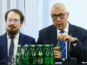 Poseł KO Roman Giertych (z prawej) i były dyrektor departamentu Funduszu Sprawiedliwości Tomasz Mraz