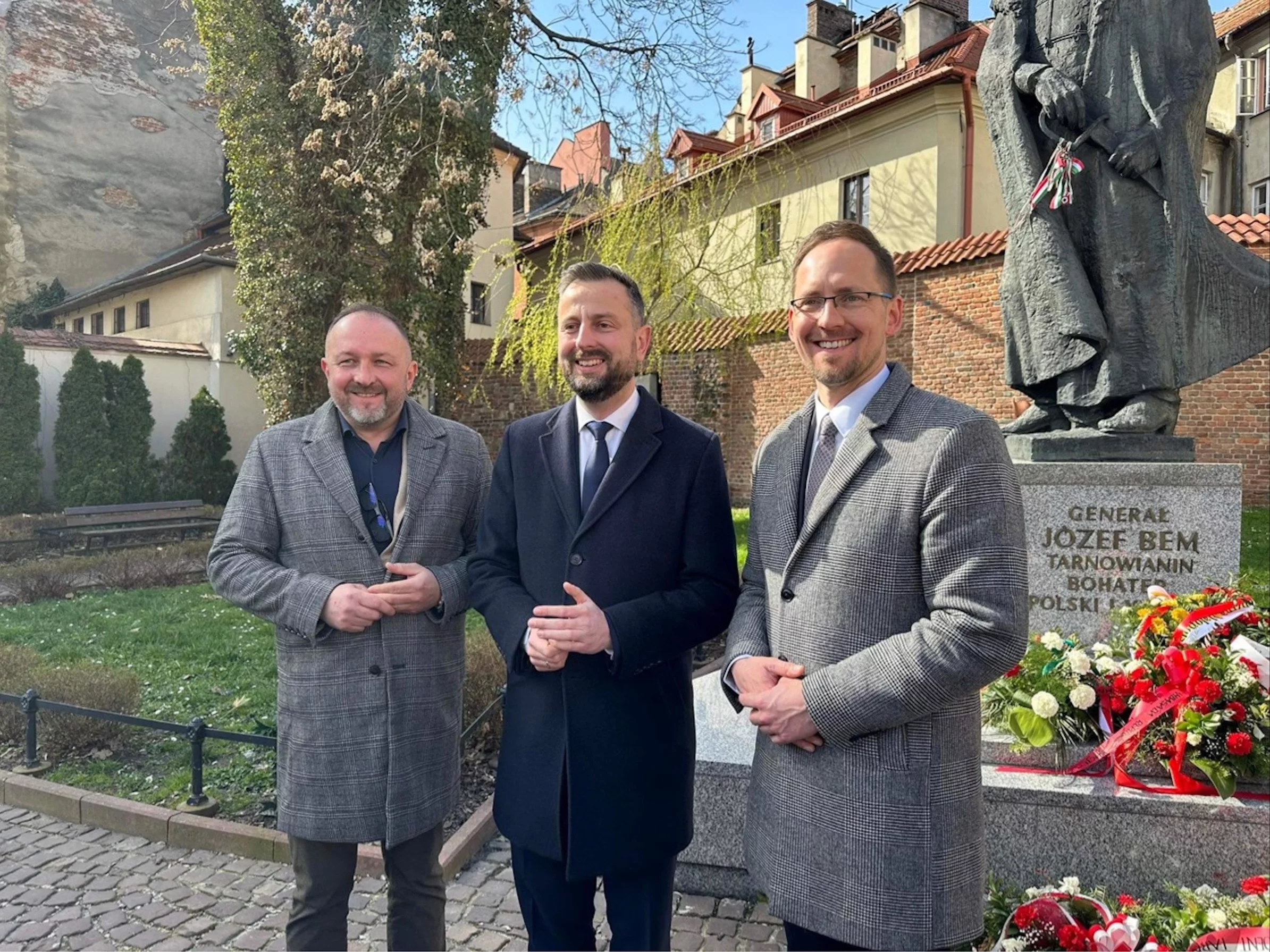 Poseł Piotr Górnikiewicz, wicepremier Władysław Kosiniak-Kamysz i prezydent Tarnowa Jakub Kwaśny