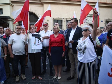 Poseł PiS Łukasz Kmita i radna Barbara Nowak na proteście przed konsulatem Francji w Krakowie