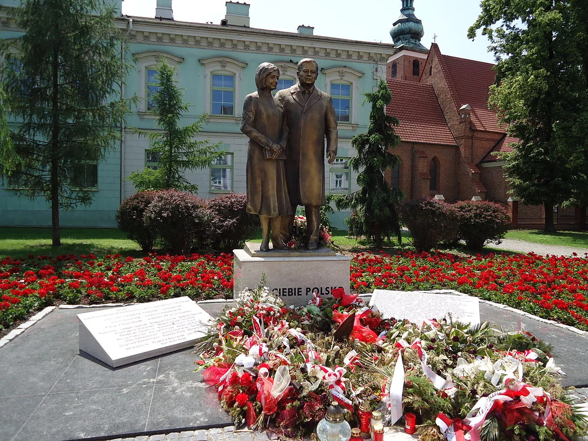 Pomnik Lecha i Marii Kaczyńskich w Radomiu