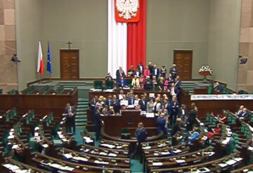 Poseł PO przegląda dokumenty Kaczyńskiego