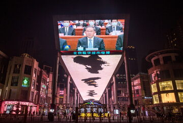 Posiedzenie chińskiego parlamentu pokazywane na dużym wyświetlaczu