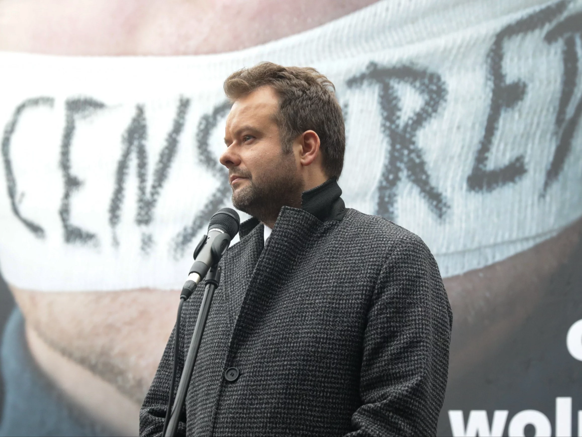 Rzecznik PiS Rafał Bochenek na konferencji prasowej przed siedzibą Prawa i Sprawiedliwości w Warszawie