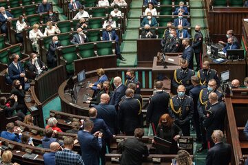 Posiedzenie Sejmu 27 października 2020 roku. Na zdjęciu posłowie oraz funkcjonariusze Straży Marszałkowskiej