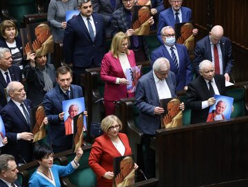 Posłowie klubu PiS podczas głosowania w Sejmie