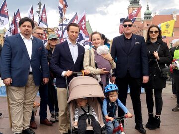 Posłowie Konfederacji Krzysztof Bosak i Karina Bosak na Narodowym Marszu Życia