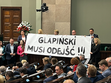 Posłowie Lewicy rozwinęli w Sejmie transparent