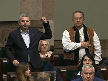 Posłowie Maciej Konieczny i Andrzej Gut-Mostowy podczas ślubowania