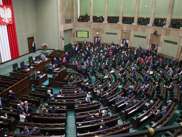 Posłowie na sali obrad Sejmu w Warszawie