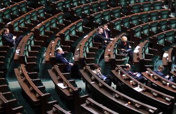 Posłowie opozycji w sali posiedzeń plenarnych