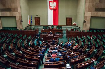 Posłowie opozycji w sali posiedzeń plenarnych