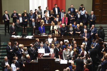 Posłowie opozycji zablokowali mównicę