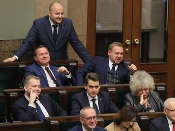 Posłowie PiS Jacek Ozdoba i Dariusz Matecki na sali obrad Sejmu
