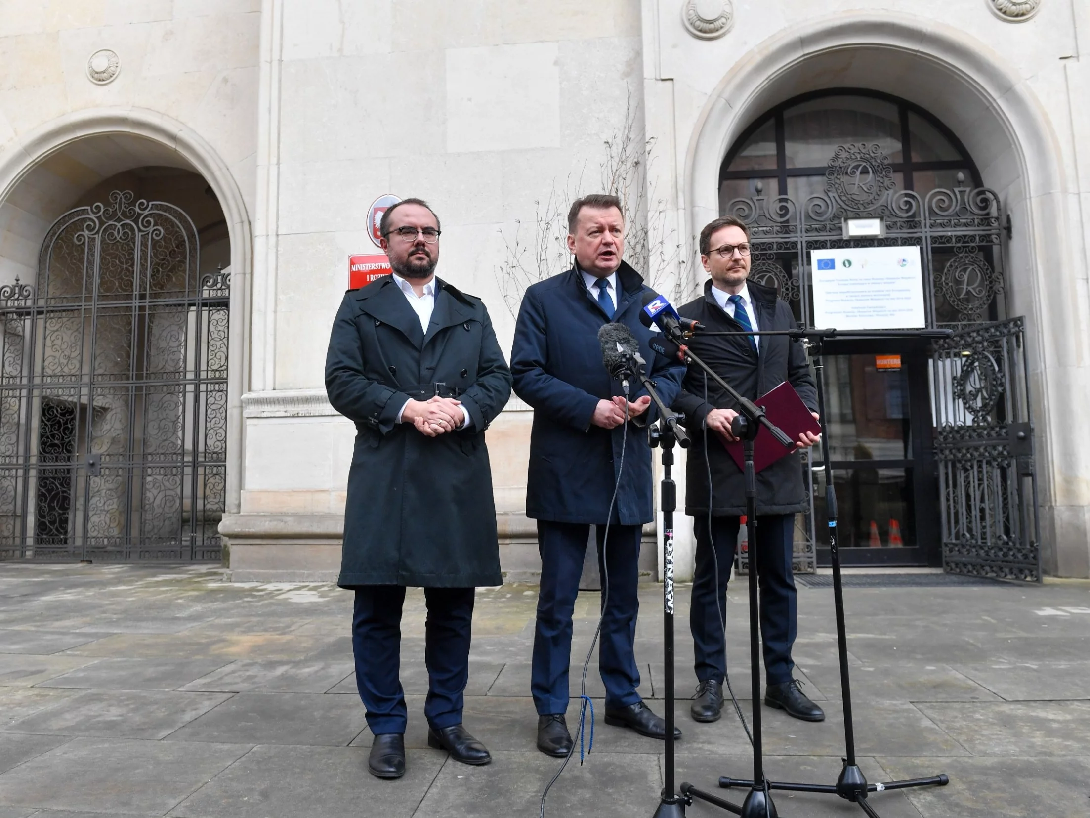 Mariusz Błaszczak, Waldemar Buda i Paweł Jabłoński na konferencji prasowej przed resortem rolnictwa