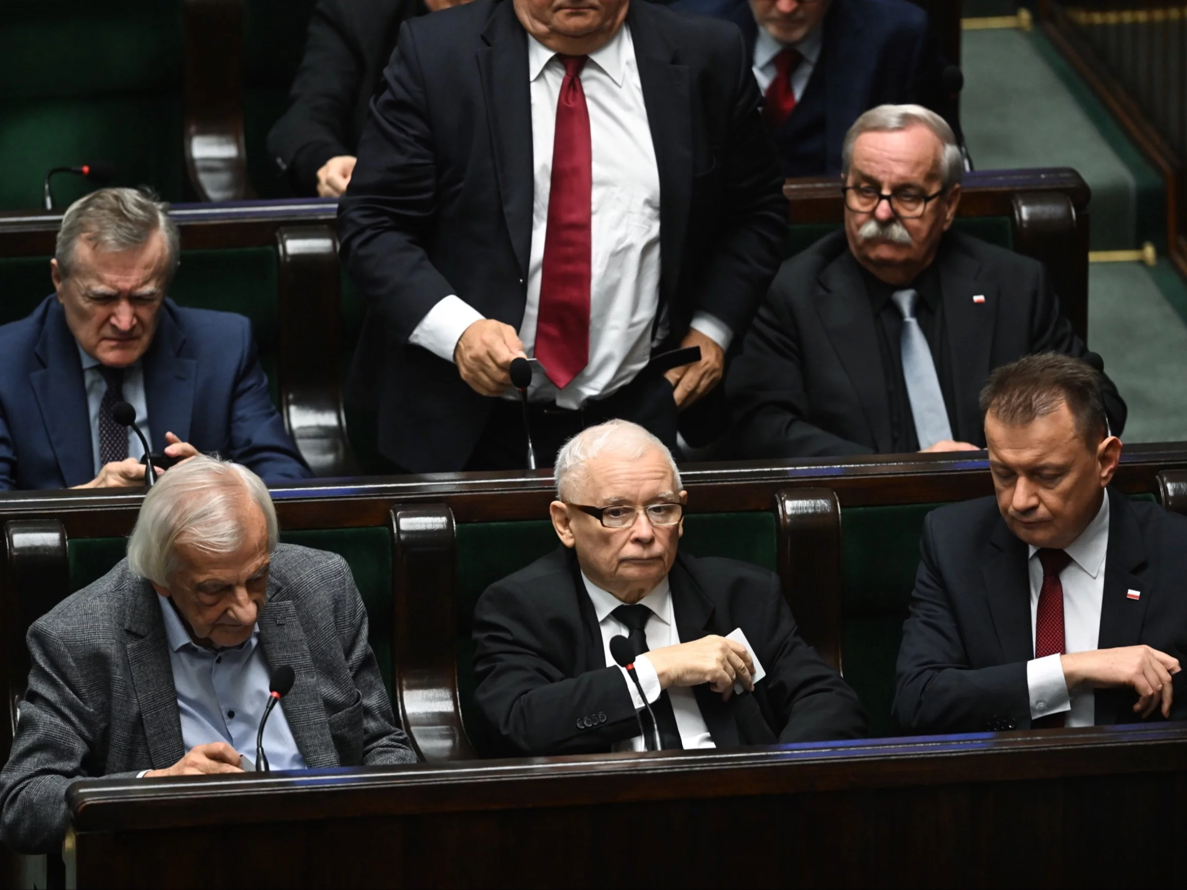 Prezes PiS Jarosław Kaczyński, szef KP PiS Mariusz Błaszczak i poseł PiS Ryszard Terlecki na sali obrad Sejmu w Warszawie