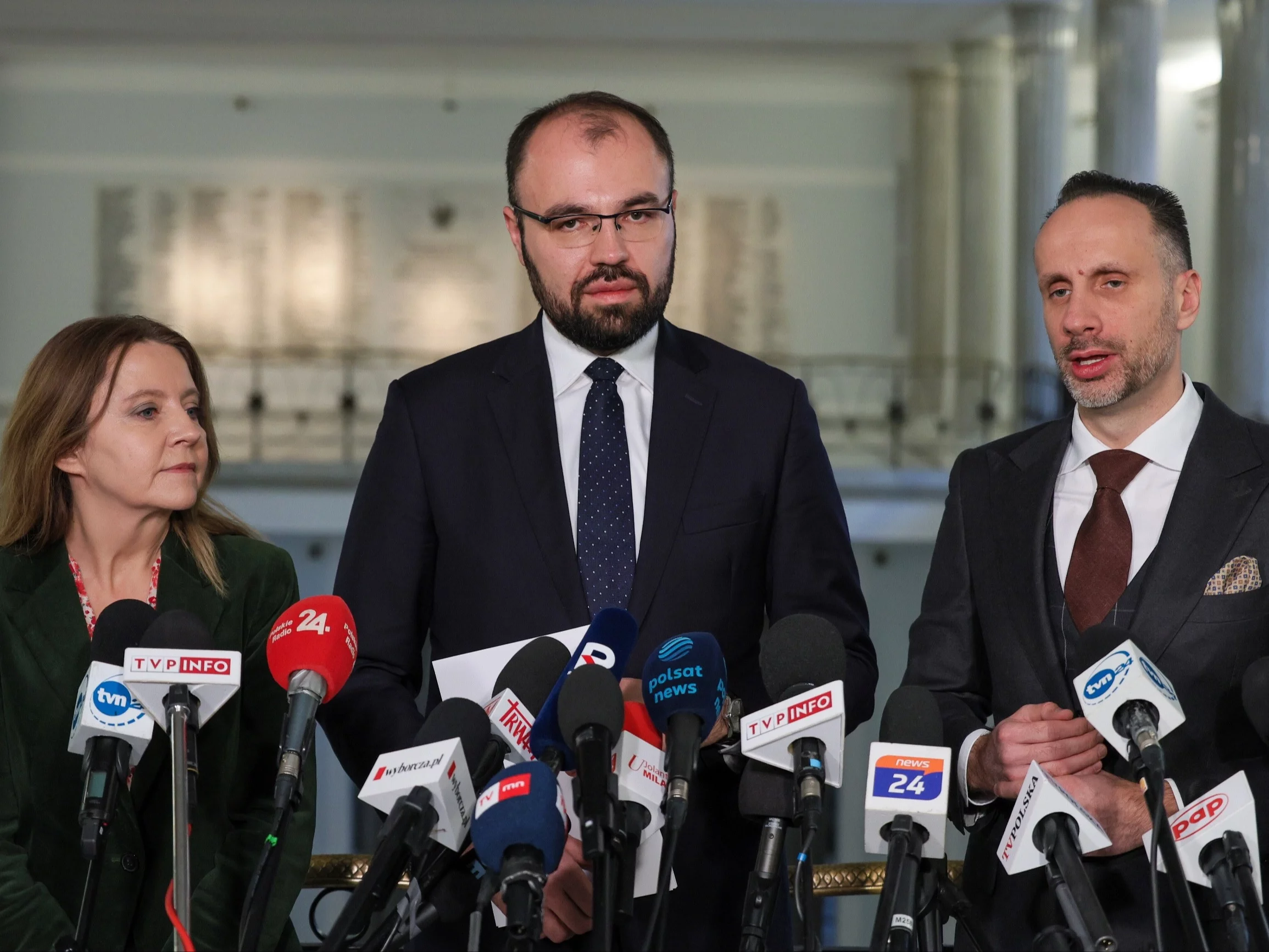 Posłanka PiS Joanna Lichocka (L), poseł PiS Janusz Kowalski (P) i minister edukacji i nauki Krzysztof Szczucki (C) podczas konferencji prasowej w Sejmie w Warszawie