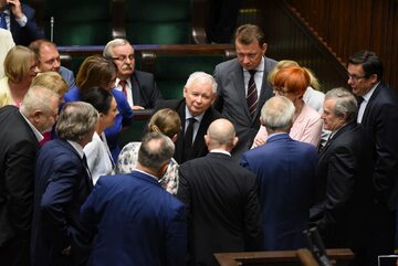 Posłowie PiS skupieni wokół Jarosława Kaczyńskiego