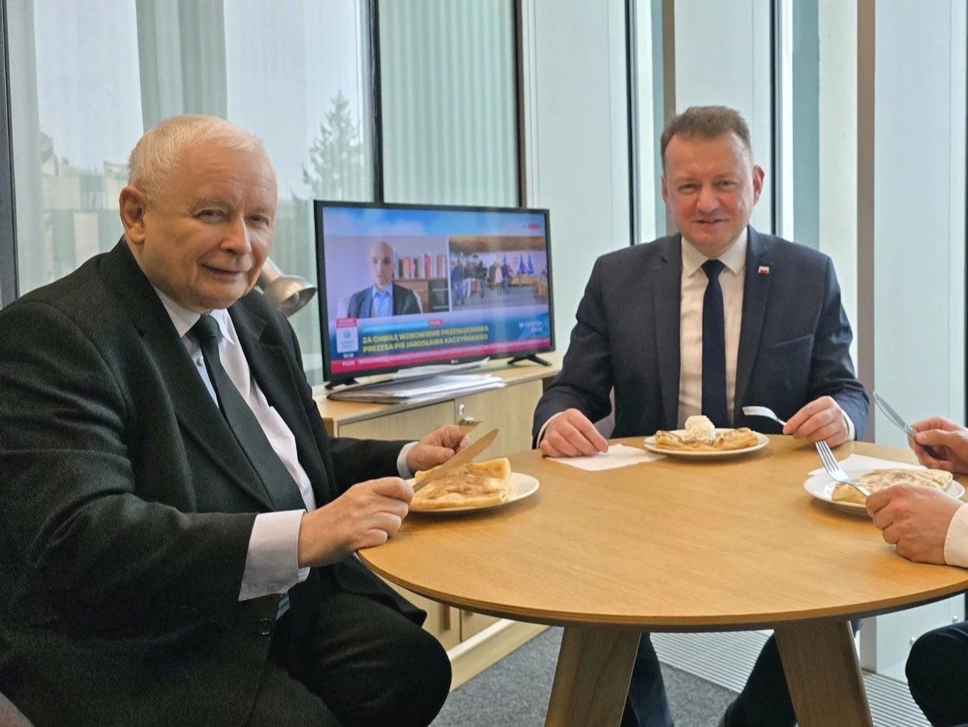 Jarosław Kaczyński, Mariusz Błaszczak i Rafał Bochenek jedzący naleśniki