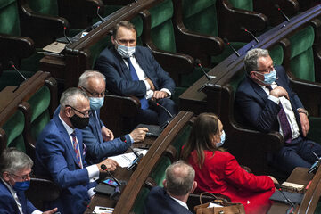 Posłowie podczas posiedzenia w Sejmie, zdjęcie ilustracyjne