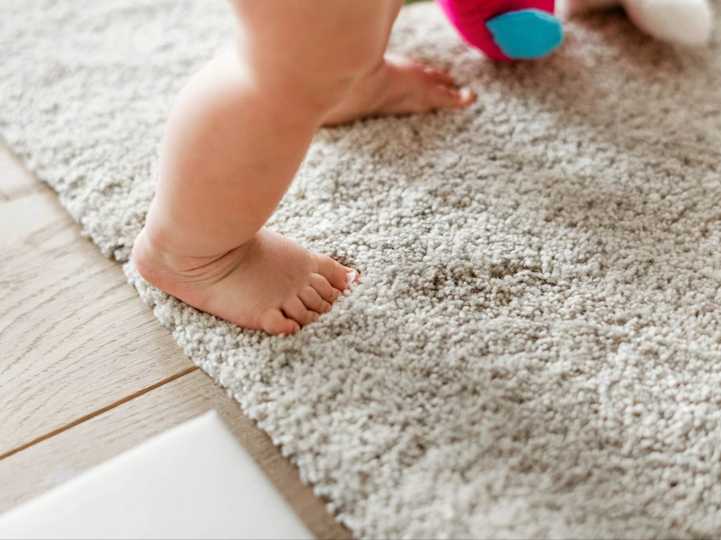 Domowy odświeżacz do dywanów pochłania zapachy, a nie maskuje ich!