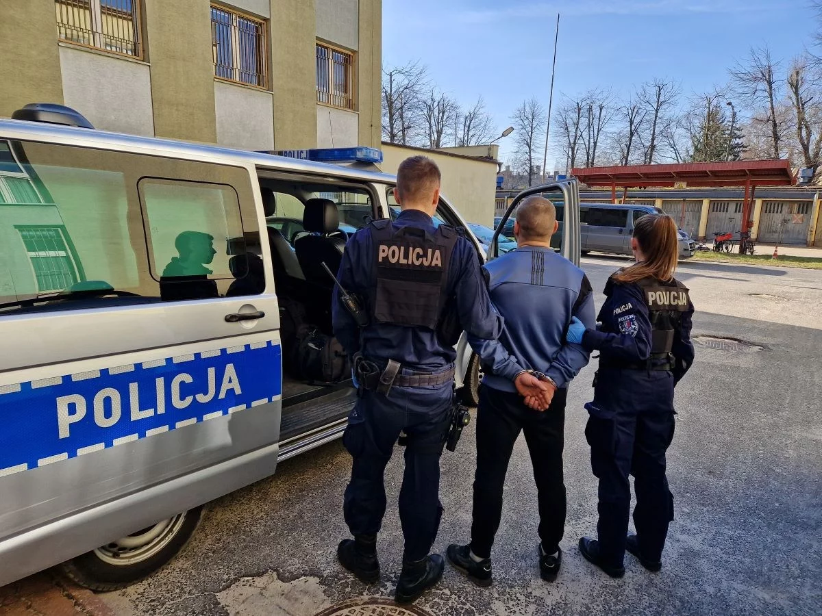 Policja z zatrzymanym mężczyzną