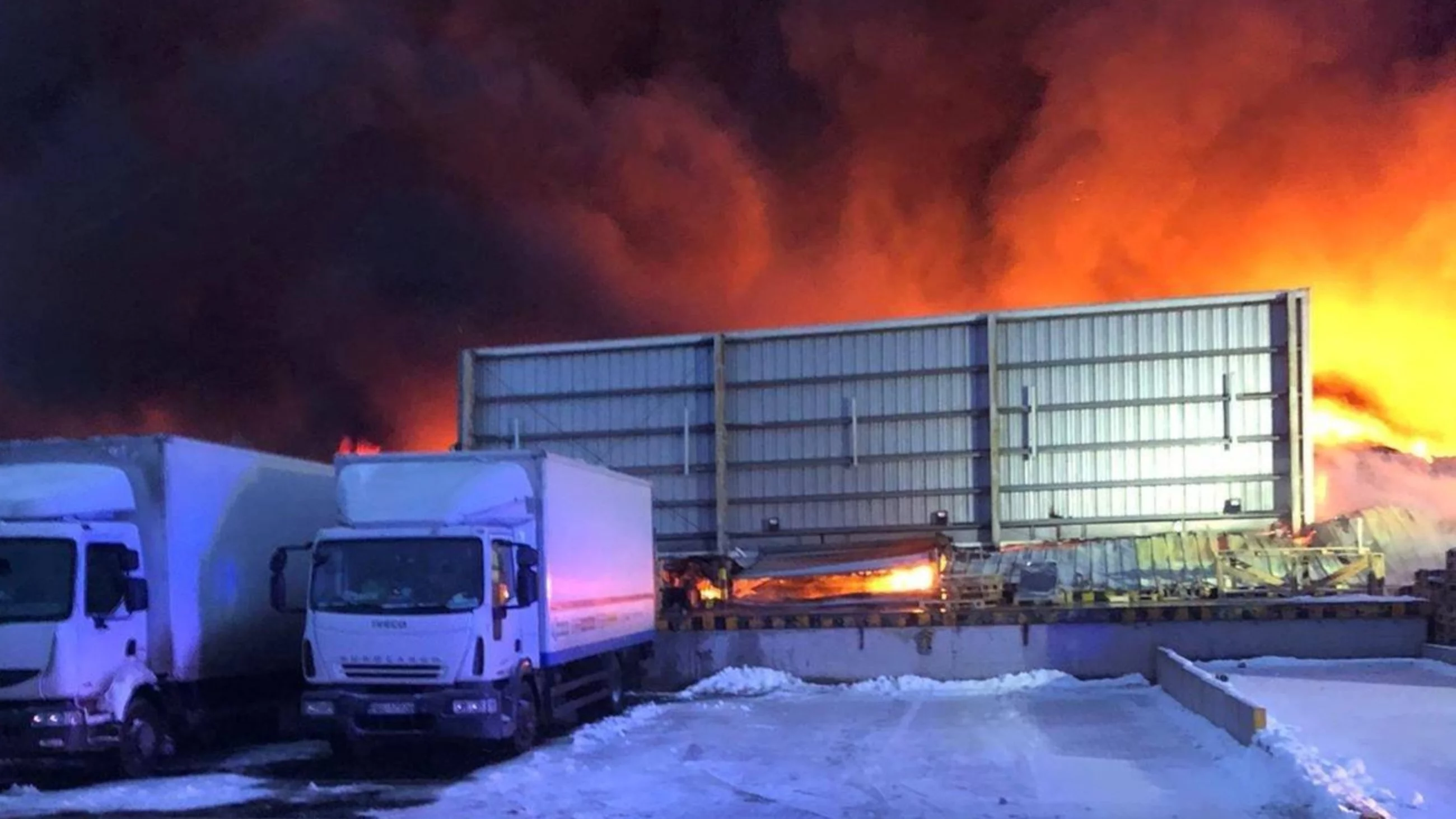 Potężny pożar trawi halę. „Trwa walka”