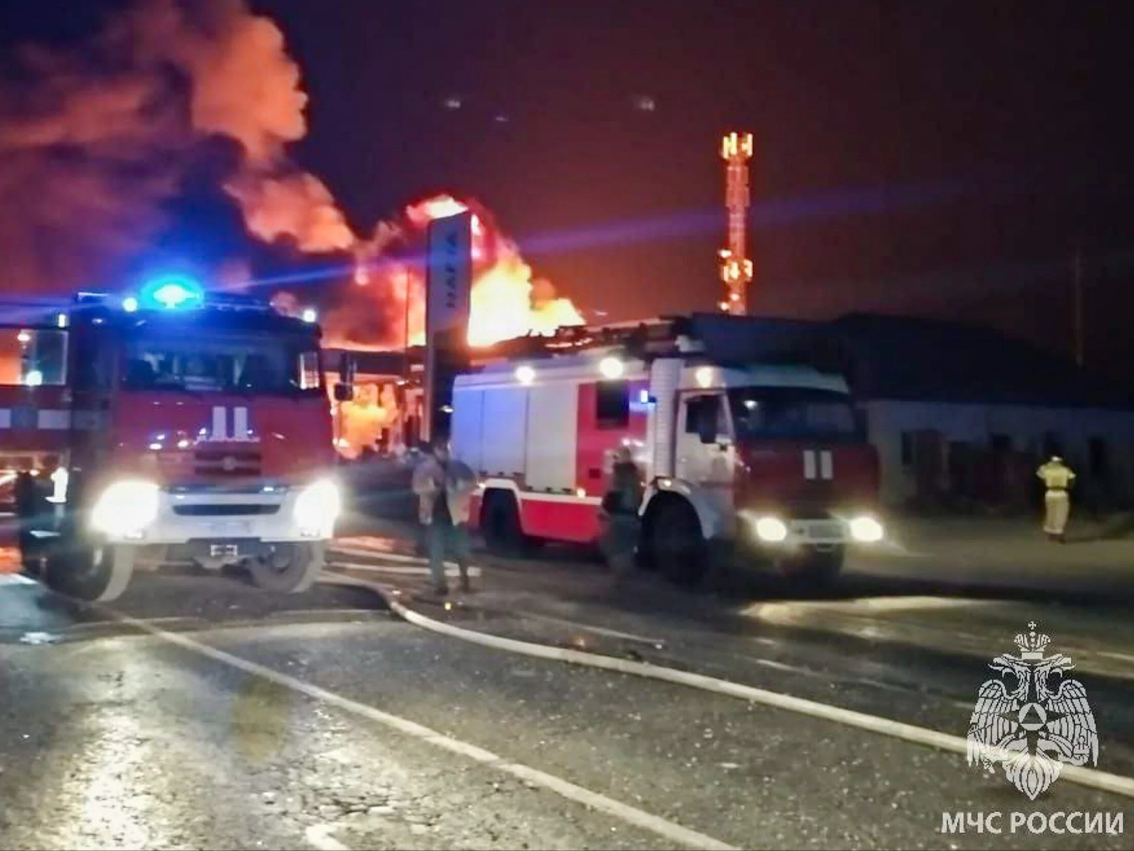 Służby na miejscu pożaru stacji benzynowej w Machaczkale, 14 sierpnia