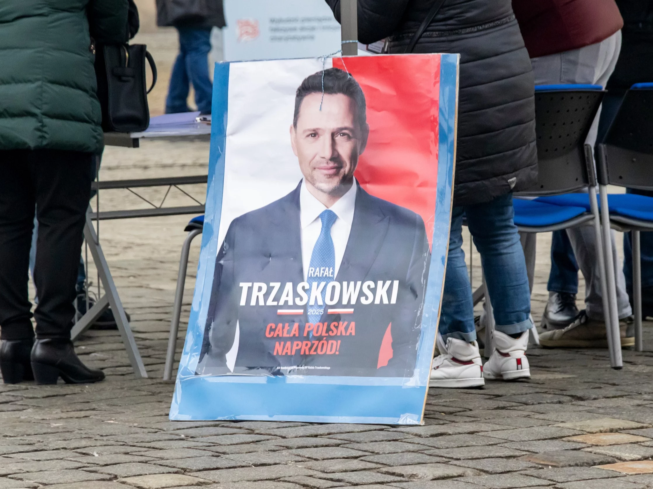 Powiesili banery Trzaskowskiego. To, co stało się potem, budzi grozę