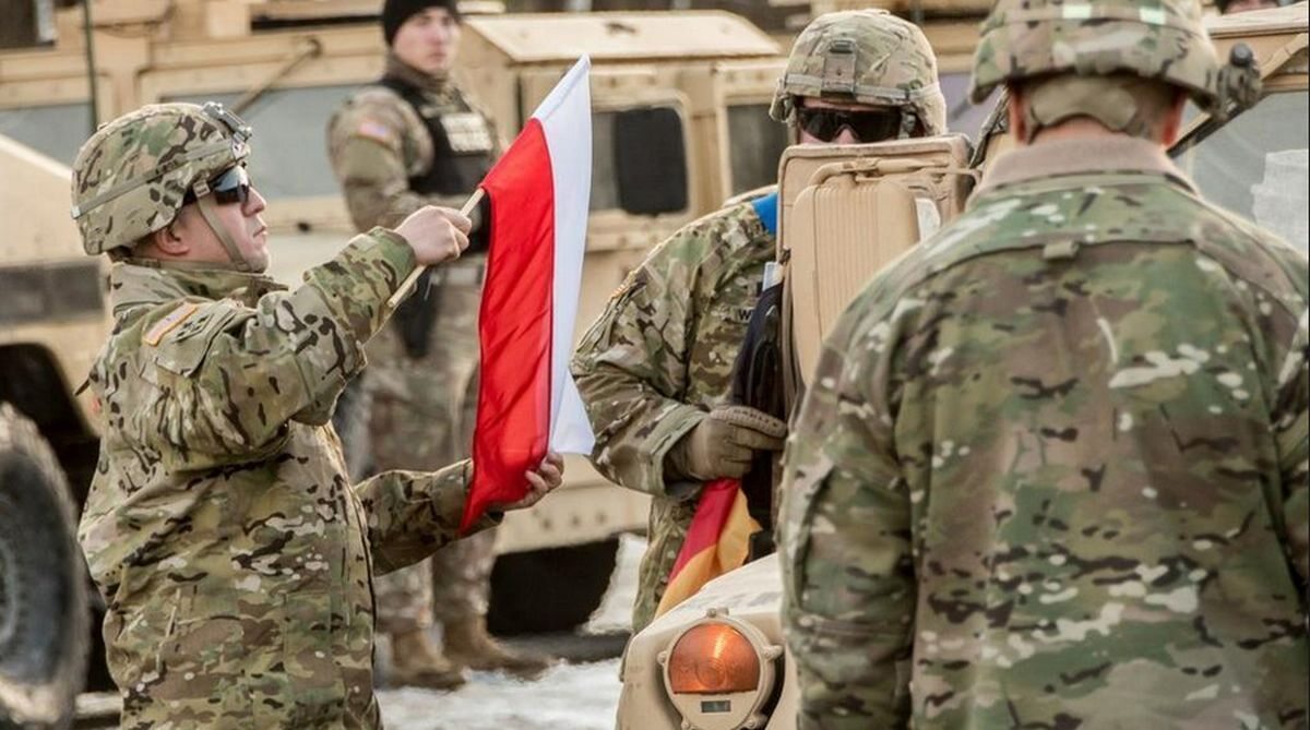Powitanie amerykańskich żołnierzy w Polsce. Zmiana flagi