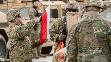 Powitanie amerykańskich żołnierzy w Polsce. Zmiana flagi
