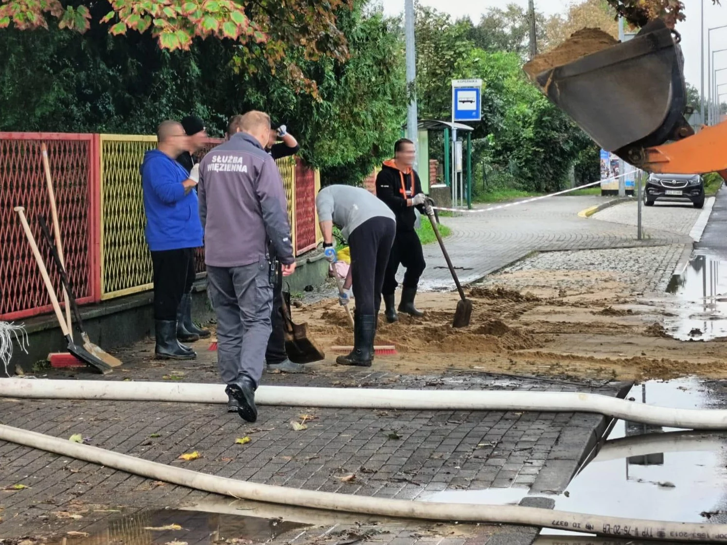 Strażnicy i więźniowie usuwają skutki powodzi