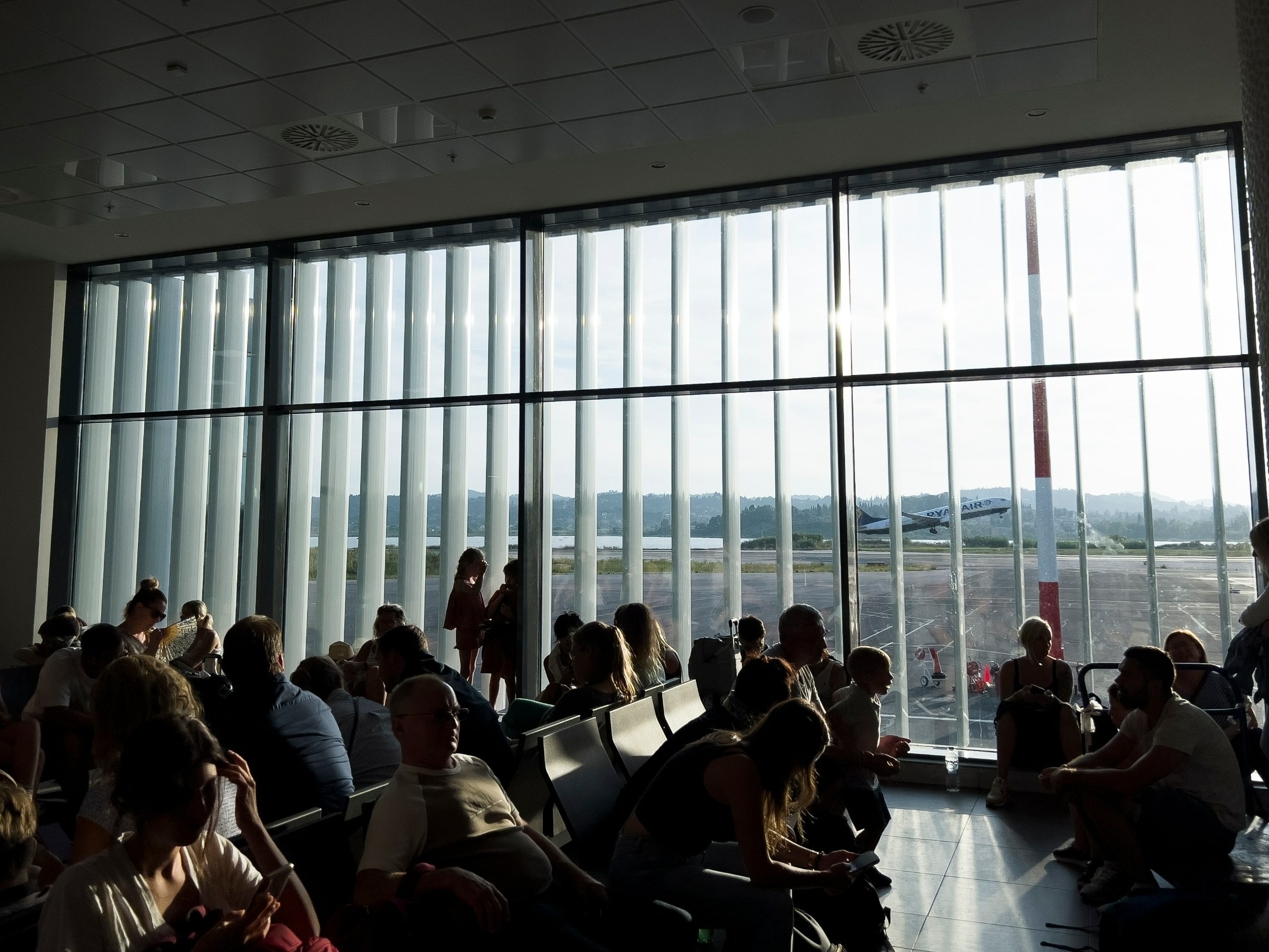 „Nikt o niczym nie informuje”. Polacy utknęli na lotnisku w Korfu