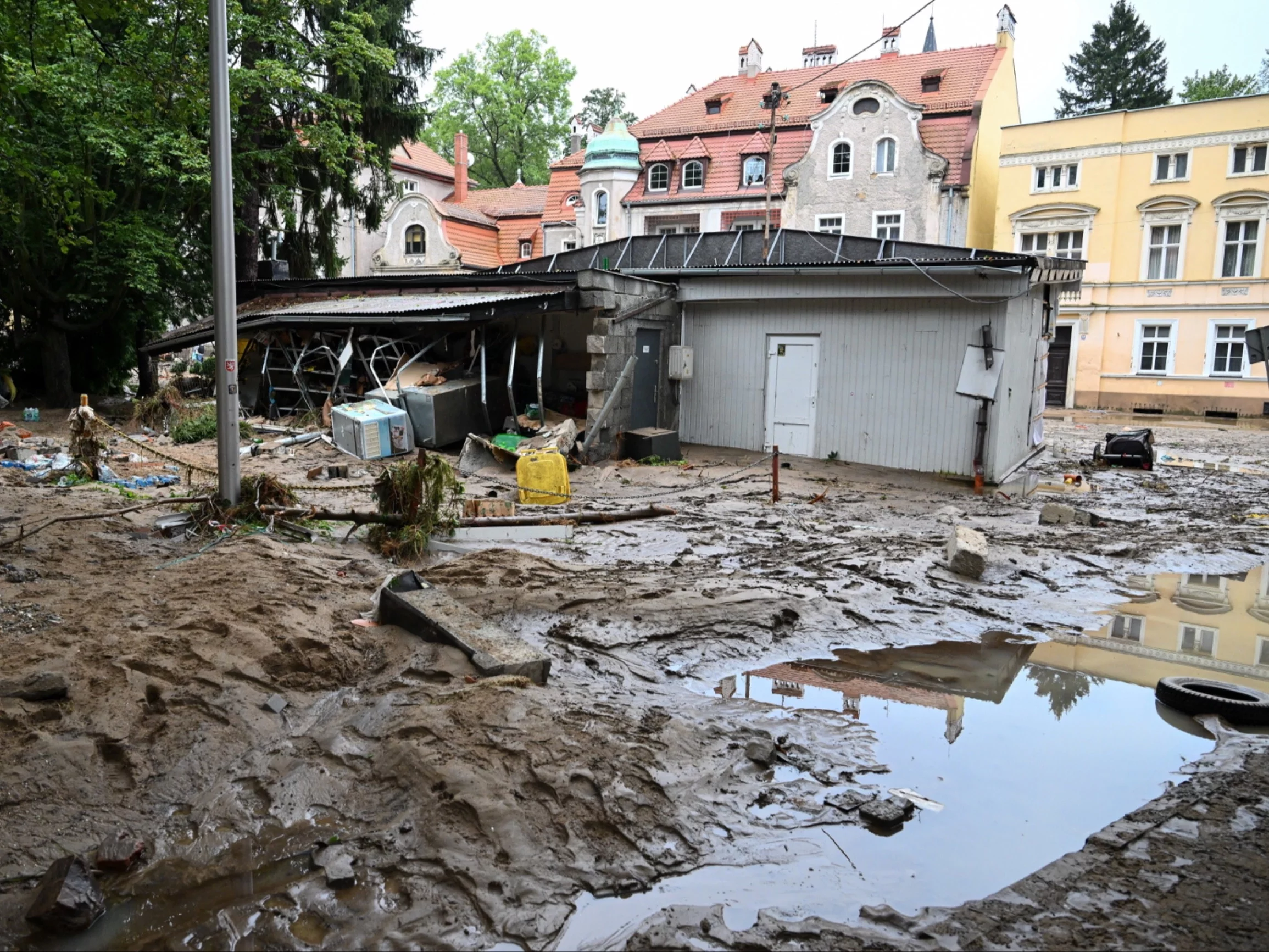 Dynamiczna sytuacja powodziowa. Rzeka Biała Lądecka zalała miasto Lądek-Zdrój