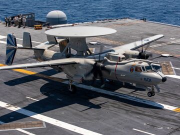 Poza dużymi Boeingami, Stany Zjednoczone produkują także mniejsze Northrop Grumman E-2 Hawkeye
